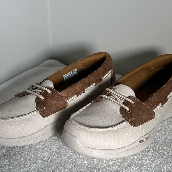 Women's Skechers Cream and Tan boat shoes size 9 - Picture 3 of 7